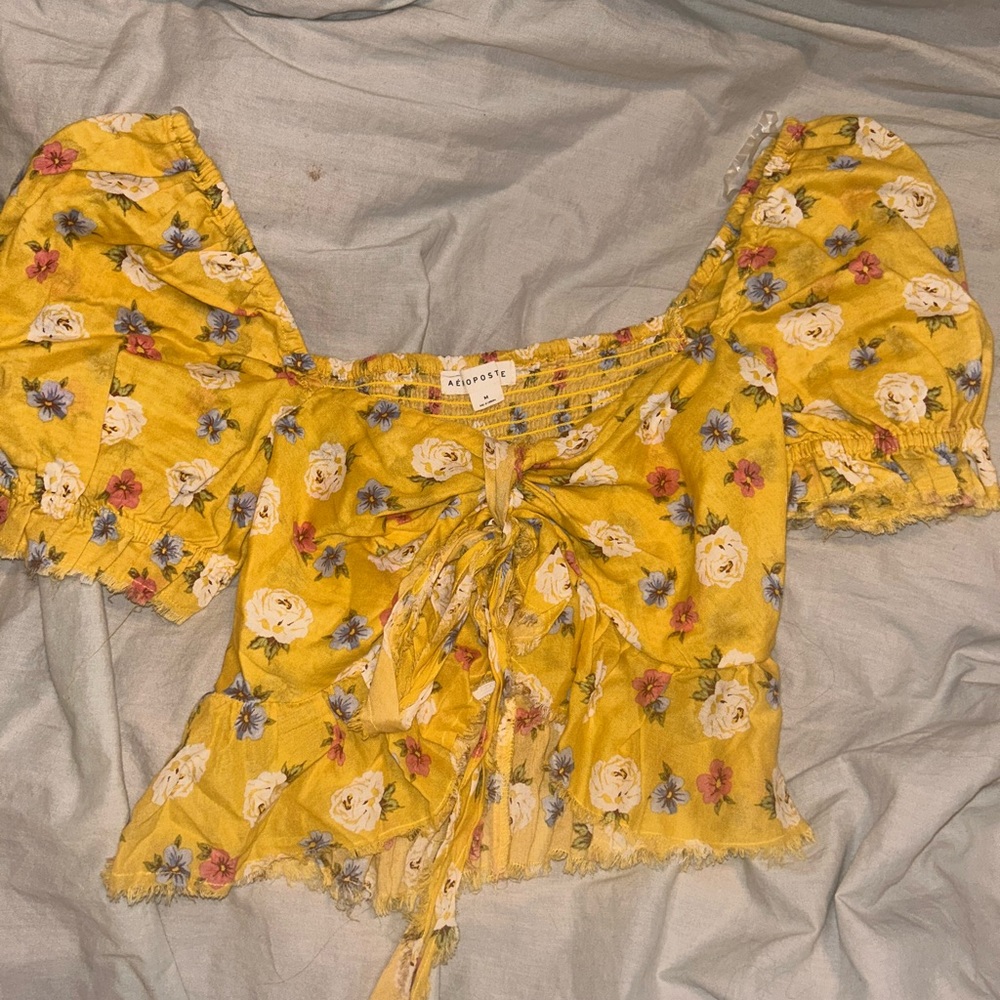 Medium yellow floral cropped shirt perfect for spring barely worn